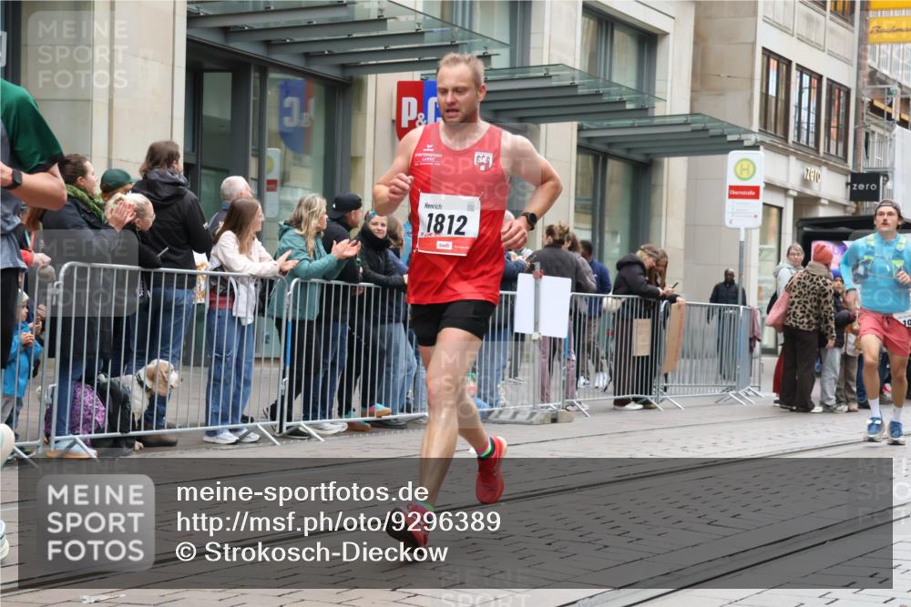 05.10.2025 - 20. swb-Marathon Bremen Strokosch-Dieckow http://msf.ph/oto/9296389 05.10.2025 12:59:58 Ziel 198, 241, 826, 1615, 1812, 2064, 2118, 2169, 4422, 6633, 6996, 7498, 7949, 8030, 198, 241, 826, 1615, 1812, 2064, 2118, 2169, 4422, 6633, 6996, 7498, 7949, 8030 meine-sportfotos.de