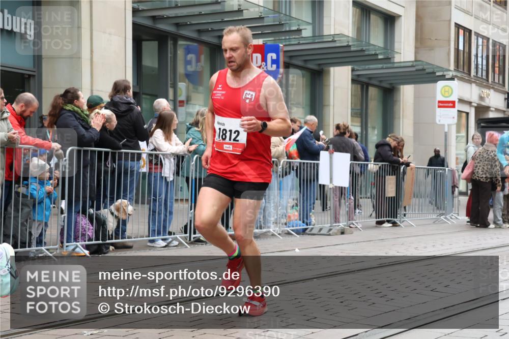 05.10.2025 - 20. swb-Marathon Bremen Strokosch-Dieckow http://msf.ph/oto/9296390 05.10.2025 12:59:58 Ziel 198, 241, 826, 1615, 1812, 2064, 2118, 2169, 4422, 6633, 6996, 7498, 7949, 8030, 198, 241, 826, 1615, 1812, 2064, 2118, 2169, 4422, 6633, 6996, 7498, 7949, 8030 meine-sportfotos.de