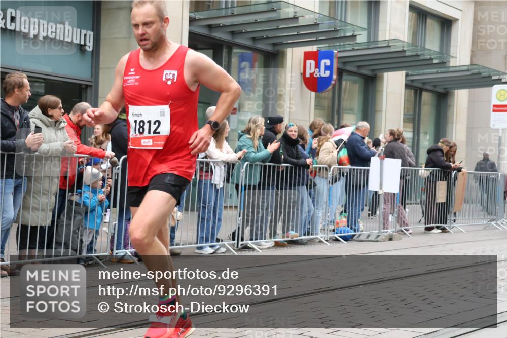 05.10.2025 - 20. swb-Marathon Bremen Strokosch-Dieckow http://msf.ph/oto/9296391 05.10.2025 12:59:58 Ziel 198, 241, 826, 1615, 1812, 2064, 2118, 2169, 4422, 6633, 6996, 7498, 7949, 8030, 198, 241, 826, 1615, 1812, 2064, 2118, 2169, 4422, 6633, 6996, 7498, 7949, 8030 meine-sportfotos.de