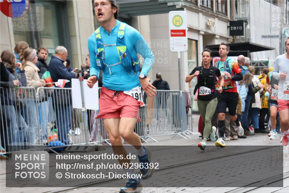 05.10.2025 - 20. swb-Marathon Bremen Strokosch-Dieckow http://msf.ph/oto/9296392 05.10.2025 12:59:59 Ziel 46, 198, 241, 826, 1615, 1812, 2064, 2118, 2169, 4422, 6633, 6996, 7498, 7949, 8030, 46, 198, 241, 826, 1615, 1812, 2064, 2118, 2169, 4422, 6633, 6996, 7498, 7949, 8030 meine-sportfotos.de