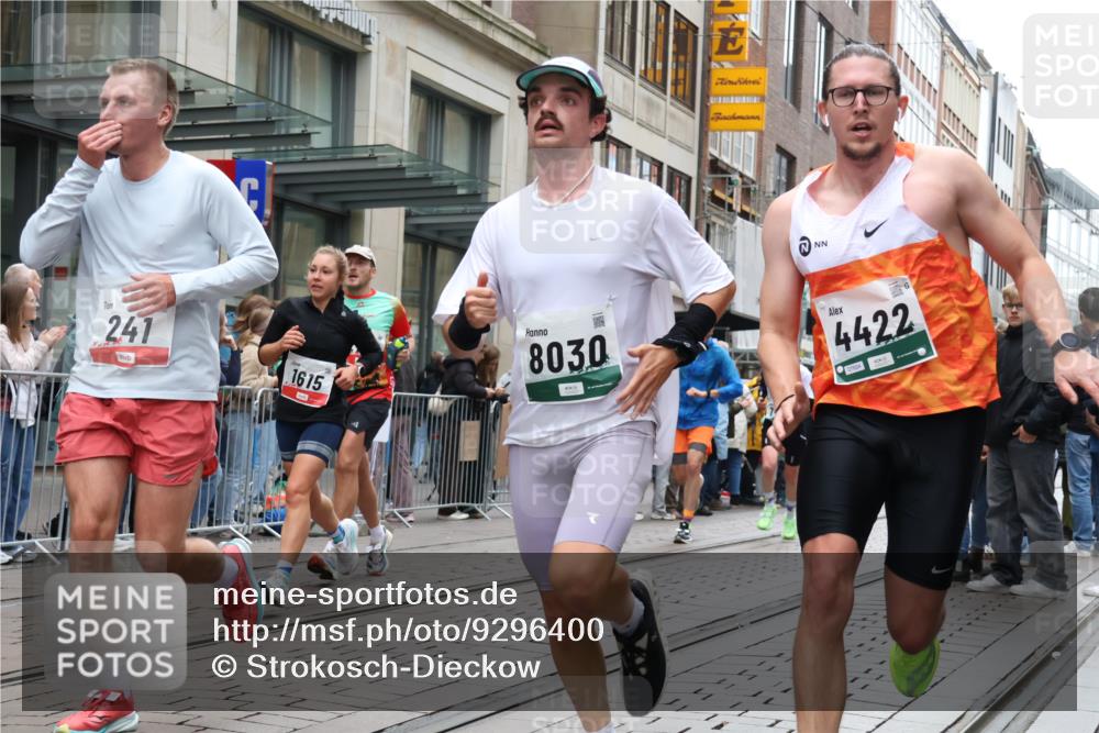 05.10.2025 - 20. swb-Marathon Bremen Strokosch-Dieckow http://msf.ph/oto/9296400 05.10.2025 13:00:02 Ziel 46, 241, 826, 1612, 1615, 1812, 2064, 2118, 2169, 4422, 6633, 6996, 7498, 7949, 8030, 46, 241, 826, 1612, 1615, 1812, 2064, 2118, 2169, 4422, 6633, 6996, 7498, 7949, 8030 meine-sportfotos.de