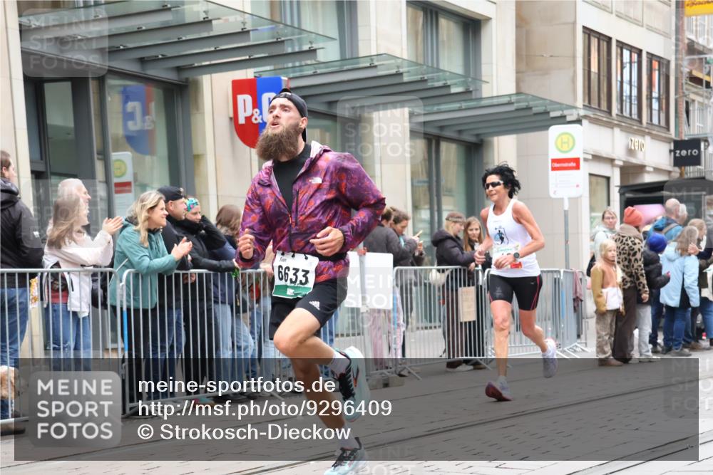 05.10.2025 - 20. swb-Marathon Bremen Strokosch-Dieckow http://msf.ph/oto/9296409 05.10.2025 13:00:14 Ziel 46, 965, 1612, 2118, 3251, 3982, 5014, 6633, 7099, 7373, 7949, 46, 965, 1612, 2118, 3251, 3982, 5014, 6633, 7099, 7373, 7949 meine-sportfotos.de