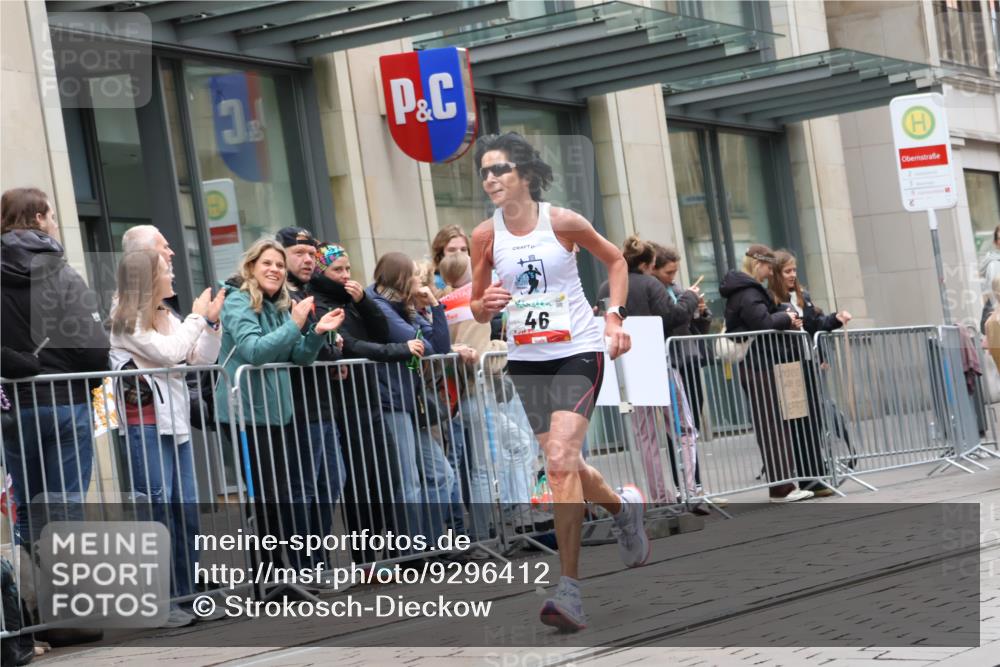 05.10.2025 - 20. swb-Marathon Bremen Strokosch-Dieckow http://msf.ph/oto/9296412 05.10.2025 13:00:15 Ziel 46, 965, 1612, 3251, 3982, 5014, 6633, 7099, 7373, 7949, 46, 965, 1612, 3251, 3982, 5014, 6633, 7099, 7373, 7949 meine-sportfotos.de