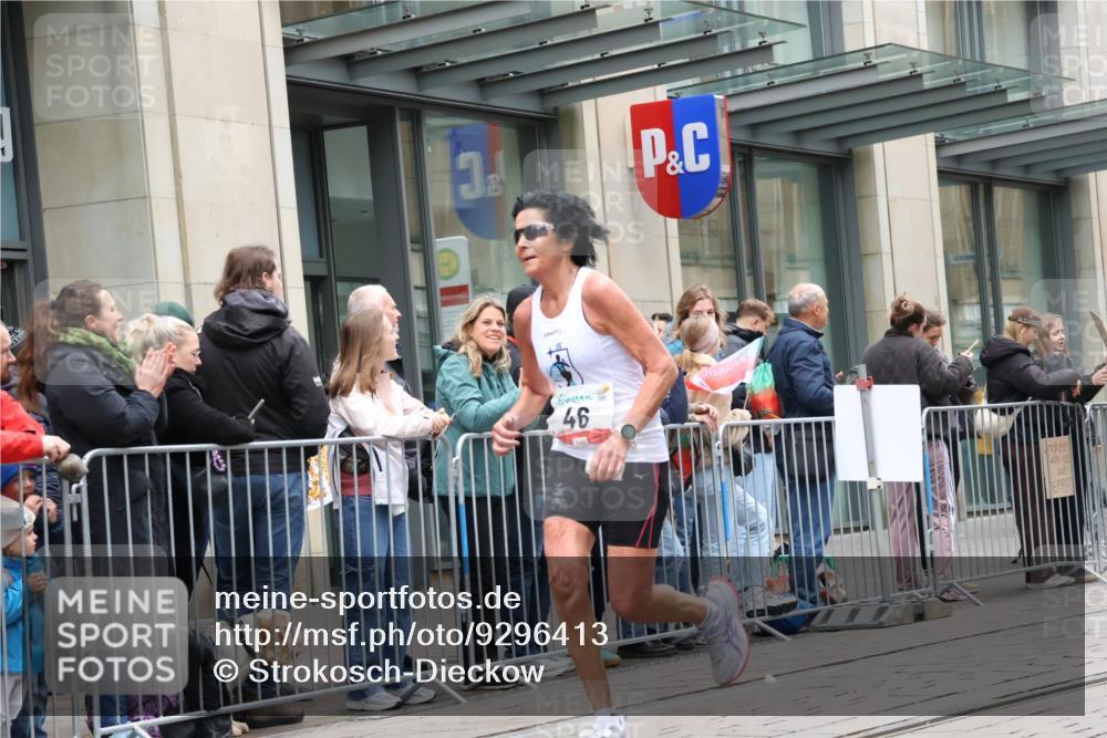 05.10.2025 - 20. swb-Marathon Bremen Strokosch-Dieckow http://msf.ph/oto/9296413 05.10.2025 13:00:15 Ziel 46, 965, 1612, 3251, 3982, 5014, 6633, 7099, 7373, 7949, 46, 965, 1612, 3251, 3982, 5014, 6633, 7099, 7373, 7949 meine-sportfotos.de