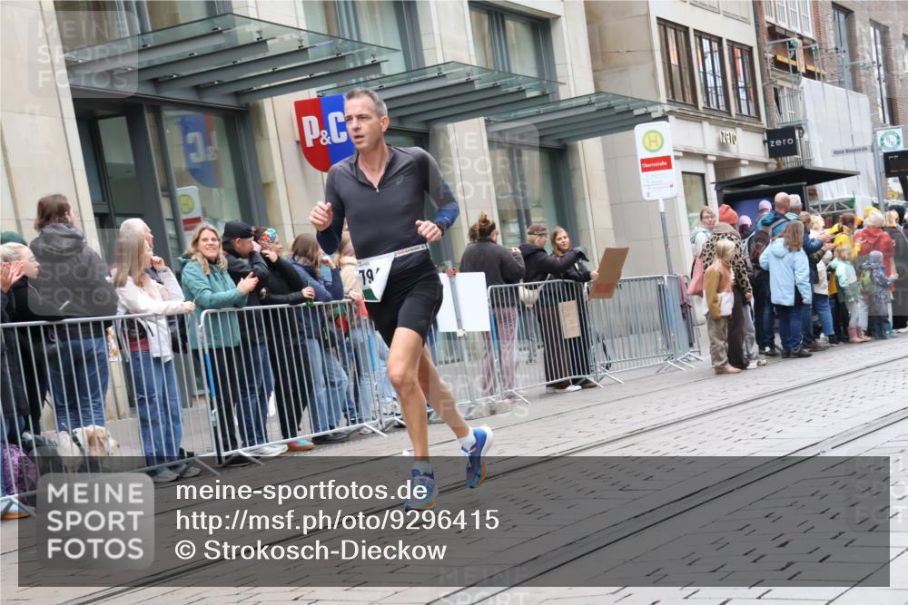 05.10.2025 - 20. swb-Marathon Bremen Strokosch-Dieckow http://msf.ph/oto/9296415 05.10.2025 13:00:16 Ziel 46, 965, 1612, 3251, 3982, 5014, 6633, 7099, 7373, 7949, 46, 965, 1612, 3251, 3982, 5014, 6633, 7099, 7373, 7949 meine-sportfotos.de