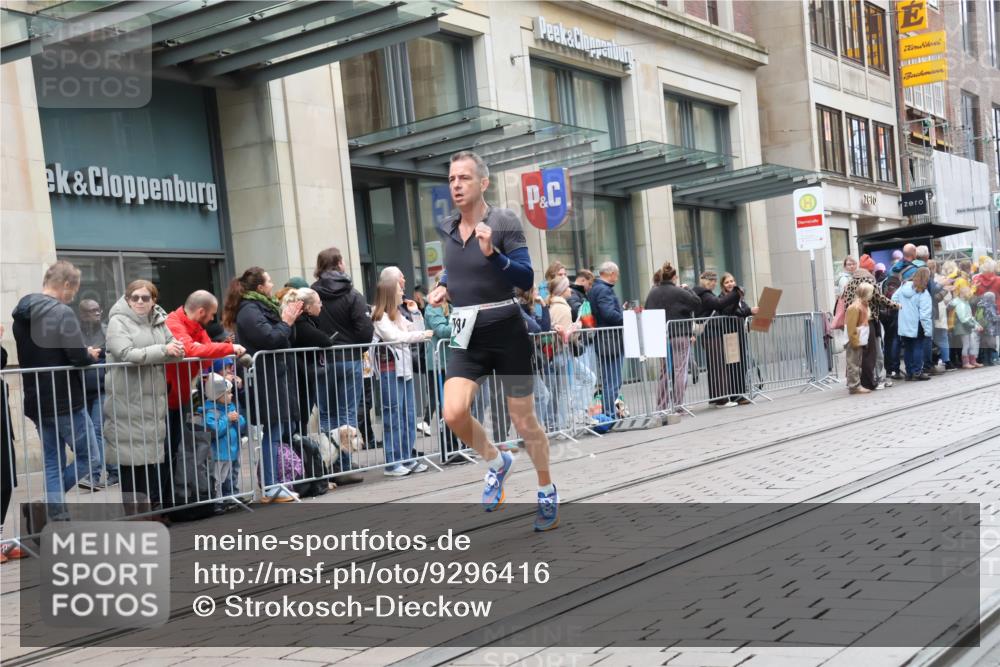 05.10.2025 - 20. swb-Marathon Bremen Strokosch-Dieckow http://msf.ph/oto/9296416 05.10.2025 13:00:17 Ziel 46, 965, 1612, 3251, 3982, 5014, 7099, 7373, 7949, 46, 965, 1612, 3251, 3982, 5014, 7099, 7373, 7949 meine-sportfotos.de