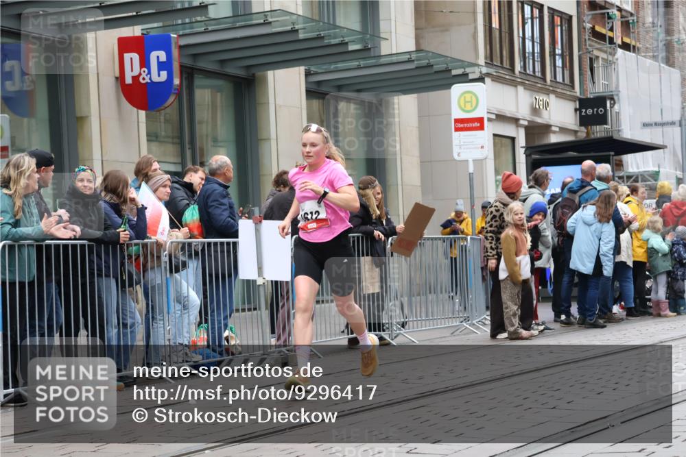 05.10.2025 - 20. swb-Marathon Bremen Strokosch-Dieckow http://msf.ph/oto/9296417 05.10.2025 13:00:21 Ziel 46, 965, 1612, 3251, 3982, 5014, 7099, 7373, 7949, 9130, 46, 965, 1612, 3251, 3982, 5014, 7099, 7373, 7949, 9130 meine-sportfotos.de
