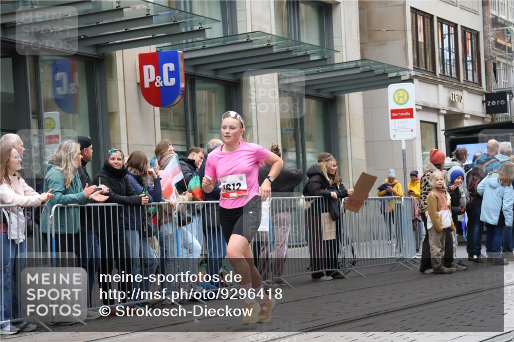 05.10.2025 - 20. swb-Marathon Bremen Strokosch-Dieckow http://msf.ph/oto/9296418 05.10.2025 13:00:21 Ziel 46, 965, 1612, 3251, 3982, 5014, 7099, 7373, 7949, 9130, 46, 965, 1612, 3251, 3982, 5014, 7099, 7373, 7949, 9130 meine-sportfotos.de