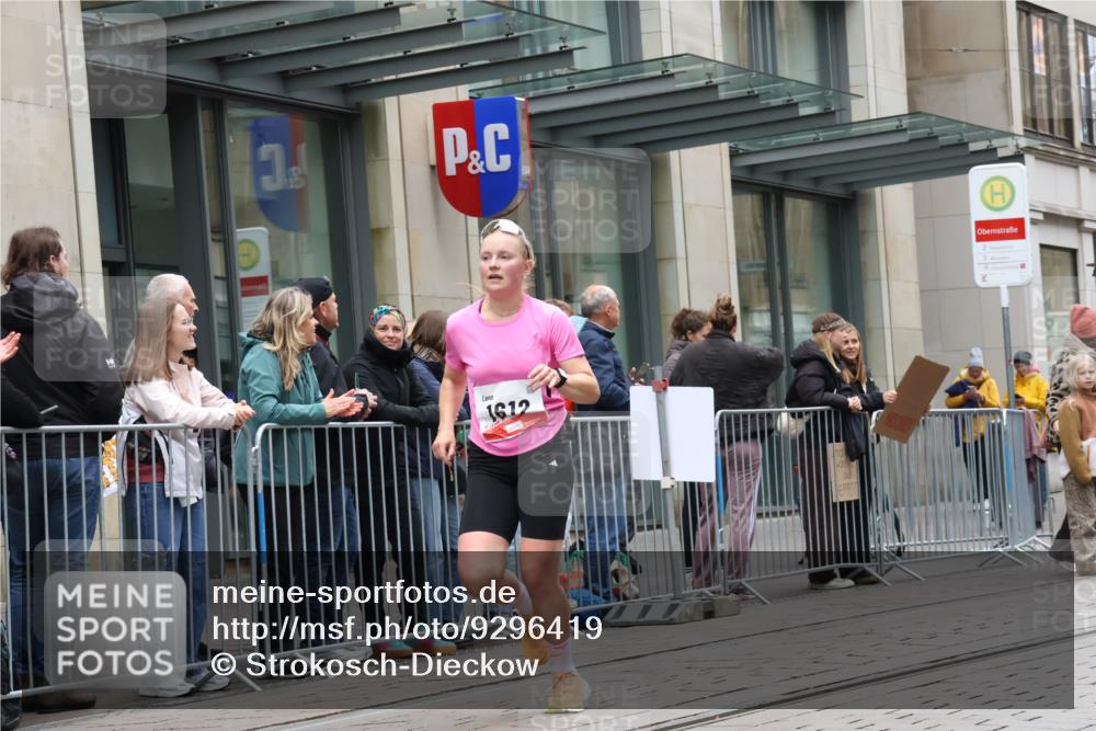 05.10.2025 - 20. swb-Marathon Bremen Strokosch-Dieckow http://msf.ph/oto/9296419 05.10.2025 13:00:21 Ziel 46, 965, 1612, 3251, 3982, 5014, 7099, 7373, 7949, 9130, 46, 965, 1612, 3251, 3982, 5014, 7099, 7373, 7949, 9130 meine-sportfotos.de