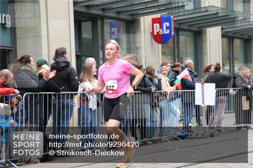 05.10.2025 - 20. swb-Marathon Bremen Strokosch-Dieckow http://msf.ph/oto/9296420 05.10.2025 13:00:22 Ziel 46, 965, 1612, 3251, 3982, 5014, 7099, 7373, 7949, 9130, 46, 965, 1612, 3251, 3982, 5014, 7099, 7373, 7949, 9130 meine-sportfotos.de
