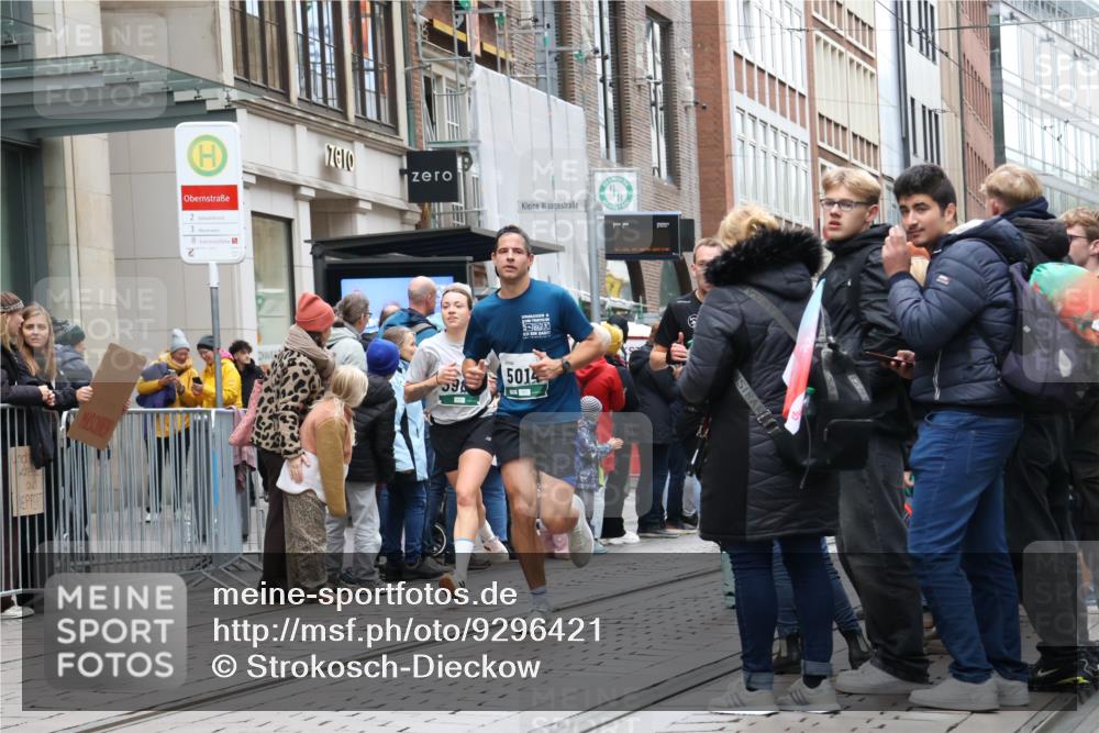 05.10.2025 - 20. swb-Marathon Bremen Strokosch-Dieckow http://msf.ph/oto/9296421 05.10.2025 13:00:25 Ziel 965, 1612, 1645, 3251, 3982, 5014, 7099, 7373, 9130, 965, 1612, 1645, 3251, 3982, 5014, 7099, 7373, 9130 meine-sportfotos.de