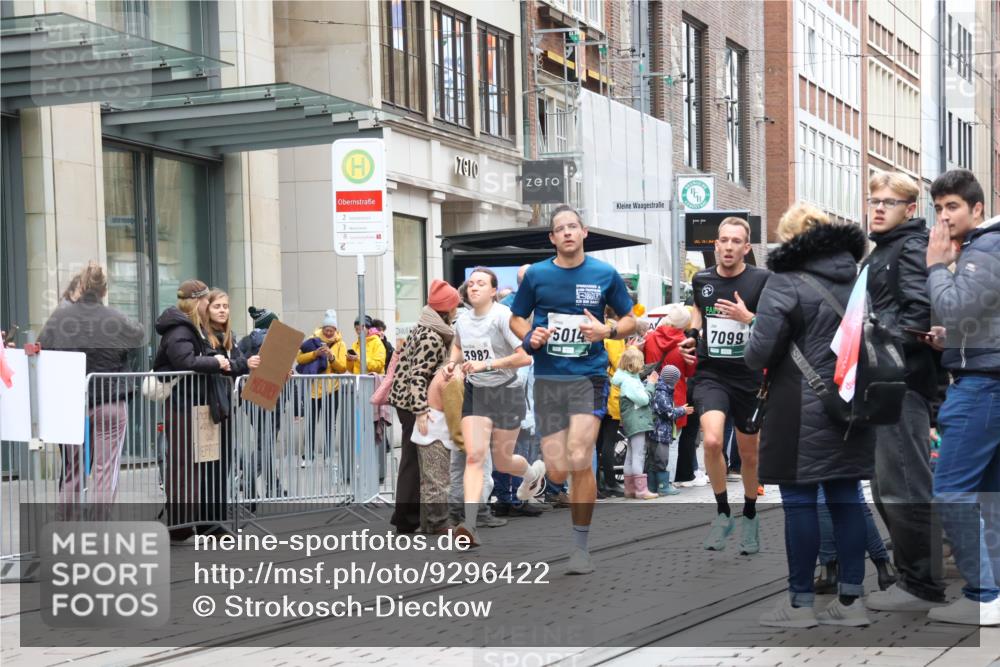 05.10.2025 - 20. swb-Marathon Bremen Strokosch-Dieckow http://msf.ph/oto/9296422 05.10.2025 13:00:26 Ziel 965, 1612, 1645, 3251, 3982, 5014, 7099, 7373, 9130, 965, 1612, 1645, 3251, 3982, 5014, 7099, 7373, 9130 meine-sportfotos.de