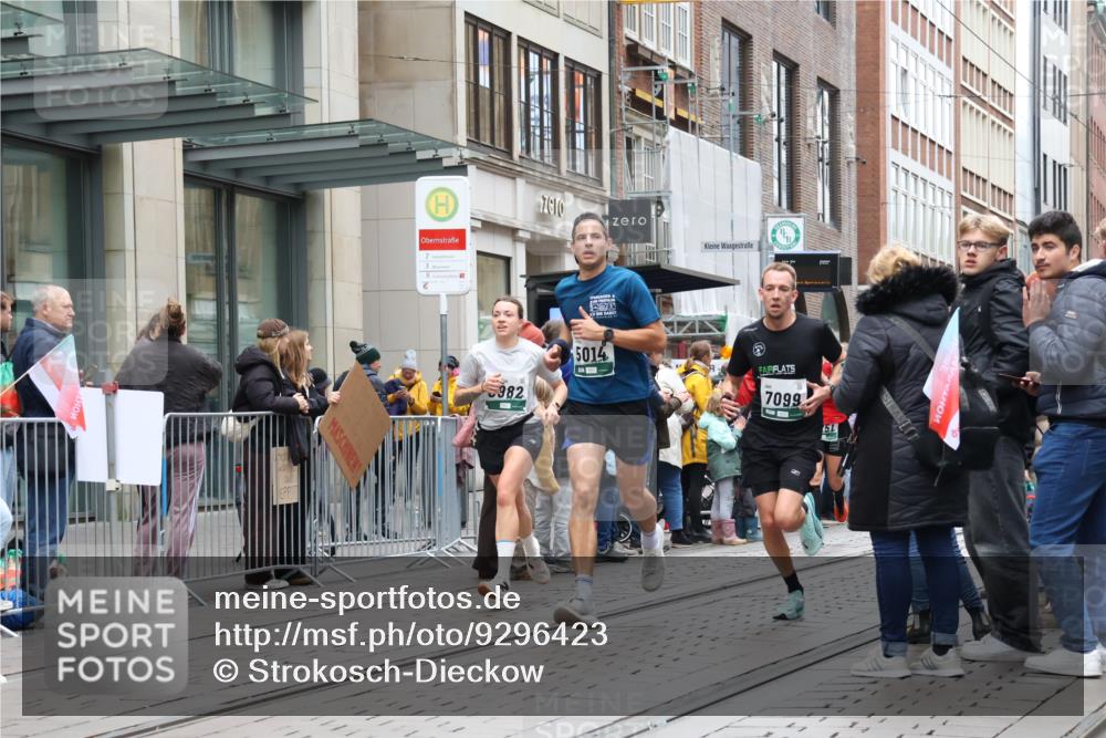 05.10.2025 - 20. swb-Marathon Bremen Strokosch-Dieckow http://msf.ph/oto/9296423 05.10.2025 13:00:26 Ziel 965, 1612, 1645, 3251, 3982, 5014, 7099, 7373, 9130, 965, 1612, 1645, 3251, 3982, 5014, 7099, 7373, 9130 meine-sportfotos.de