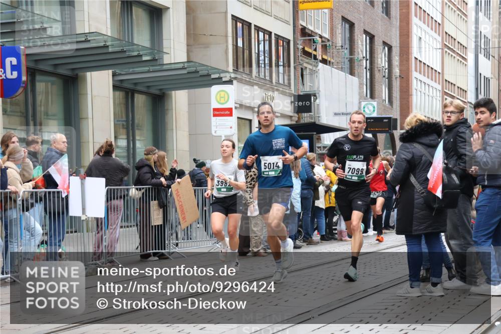 05.10.2025 - 20. swb-Marathon Bremen Strokosch-Dieckow http://msf.ph/oto/9296424 05.10.2025 13:00:26 Ziel 965, 1612, 1645, 3251, 3982, 5014, 7099, 7373, 9130, 965, 1612, 1645, 3251, 3982, 5014, 7099, 7373, 9130 meine-sportfotos.de