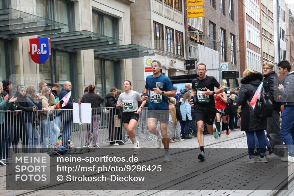 05.10.2025 - 20. swb-Marathon Bremen Strokosch-Dieckow http://msf.ph/oto/9296425 05.10.2025 13:00:27 Ziel 965, 1645, 3251, 3982, 5014, 7099, 7373, 9130, 965, 1645, 3251, 3982, 5014, 7099, 7373, 9130 meine-sportfotos.de