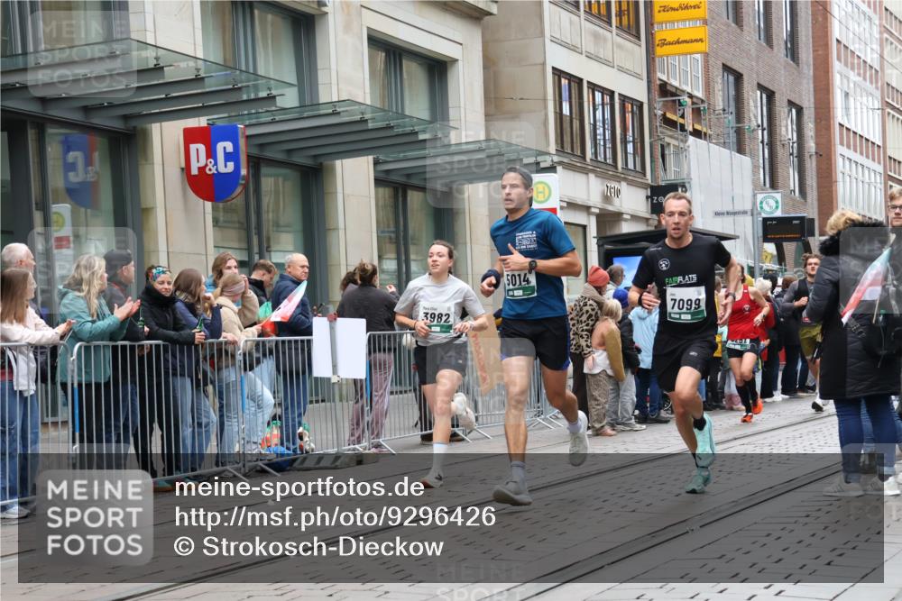 05.10.2025 - 20. swb-Marathon Bremen Strokosch-Dieckow http://msf.ph/oto/9296426 05.10.2025 13:00:27 Ziel 965, 1645, 3251, 3982, 5014, 7099, 7373, 9130, 965, 1645, 3251, 3982, 5014, 7099, 7373, 9130 meine-sportfotos.de