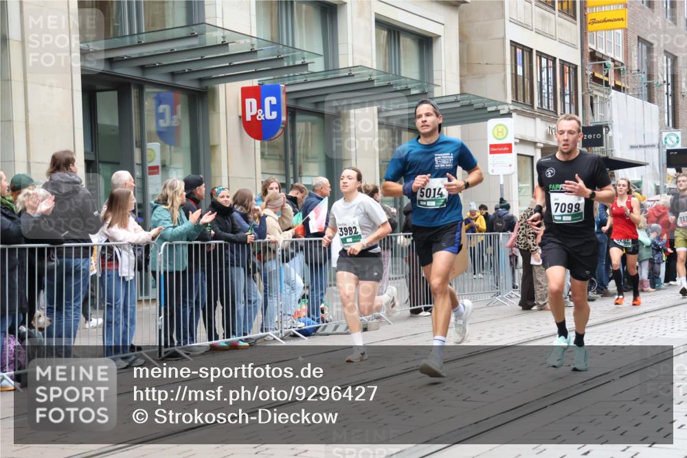 05.10.2025 - 20. swb-Marathon Bremen Strokosch-Dieckow http://msf.ph/oto/9296427 05.10.2025 13:00:27 Ziel 965, 1645, 3251, 3982, 5014, 7099, 7373, 9130, 965, 1645, 3251, 3982, 5014, 7099, 7373, 9130 meine-sportfotos.de