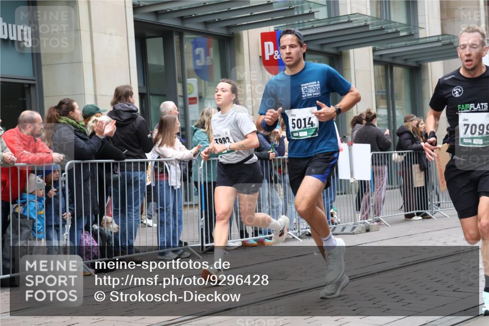 05.10.2025 - 20. swb-Marathon Bremen Strokosch-Dieckow http://msf.ph/oto/9296428 05.10.2025 13:00:28 Ziel 965, 1645, 3251, 3982, 5014, 7099, 7373, 9130, 965, 1645, 3251, 3982, 5014, 7099, 7373, 9130 meine-sportfotos.de