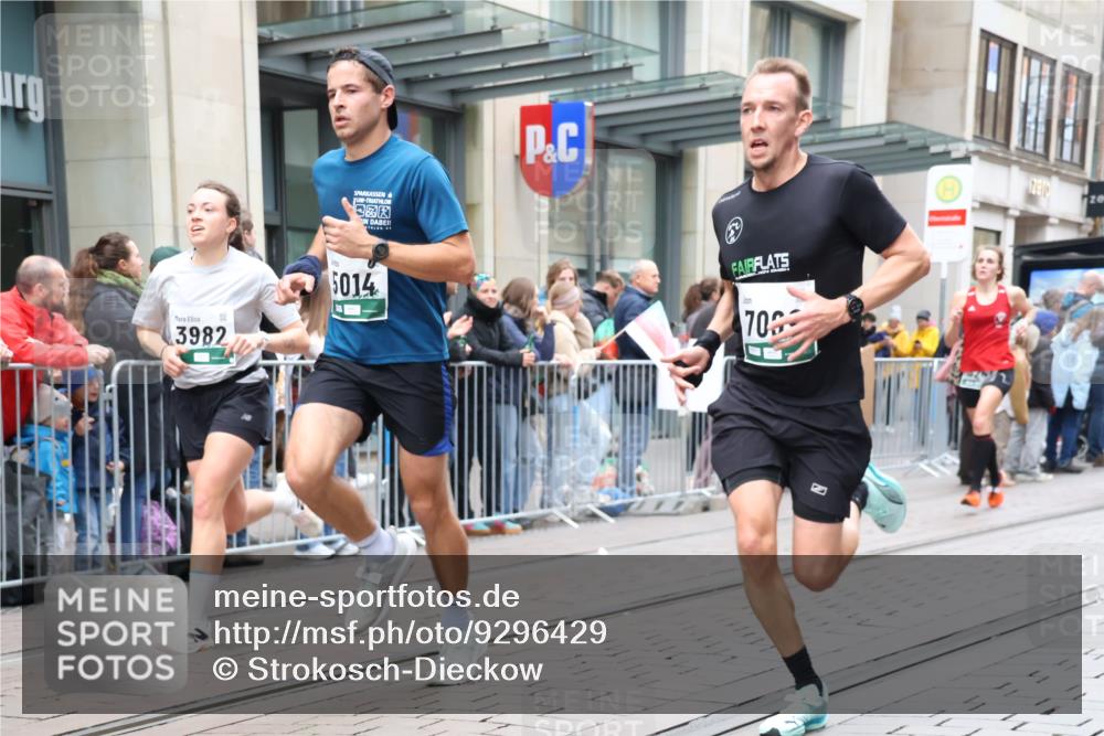 05.10.2025 - 20. swb-Marathon Bremen Strokosch-Dieckow http://msf.ph/oto/9296429 05.10.2025 13:00:28 Ziel 965, 1645, 3251, 3982, 5014, 7099, 7373, 9130, 965, 1645, 3251, 3982, 5014, 7099, 7373, 9130 meine-sportfotos.de