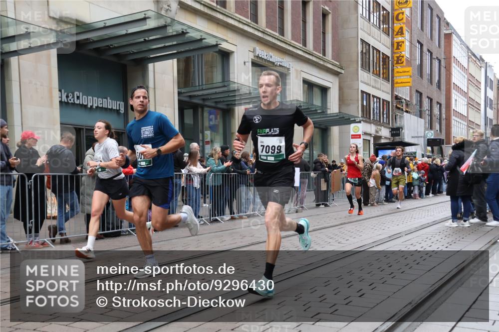 05.10.2025 - 20. swb-Marathon Bremen Strokosch-Dieckow http://msf.ph/oto/9296430 05.10.2025 13:00:28 Ziel 965, 1645, 3251, 3982, 5014, 7099, 7373, 9130, 965, 1645, 3251, 3982, 5014, 7099, 7373, 9130 meine-sportfotos.de