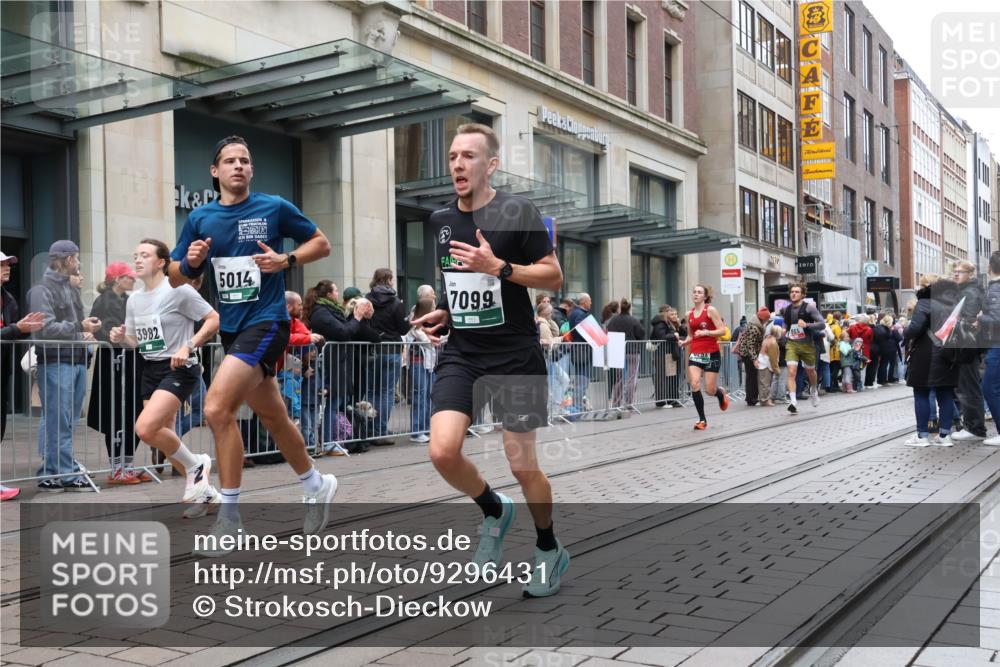 05.10.2025 - 20. swb-Marathon Bremen Strokosch-Dieckow http://msf.ph/oto/9296431 05.10.2025 13:00:29 Ziel 965, 1645, 3251, 3982, 5014, 7099, 7373, 9130, 965, 1645, 3251, 3982, 5014, 7099, 7373, 9130 meine-sportfotos.de