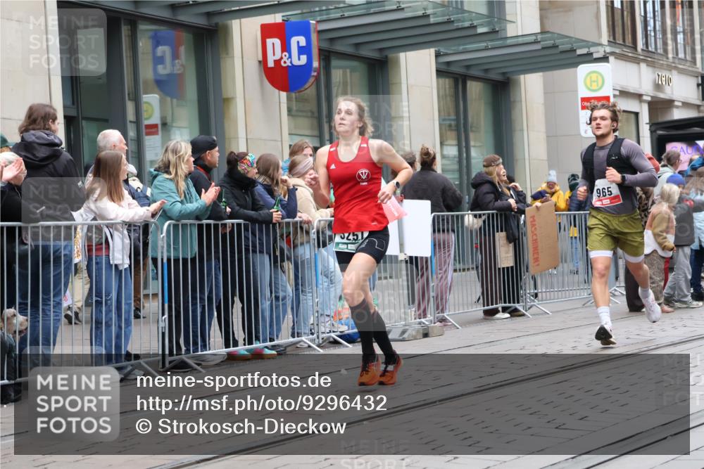 05.10.2025 - 20. swb-Marathon Bremen Strokosch-Dieckow http://msf.ph/oto/9296432 05.10.2025 13:00:29 Ziel 965, 1645, 3251, 3982, 5014, 7099, 7373, 9130, 965, 1645, 3251, 3982, 5014, 7099, 7373, 9130 meine-sportfotos.de