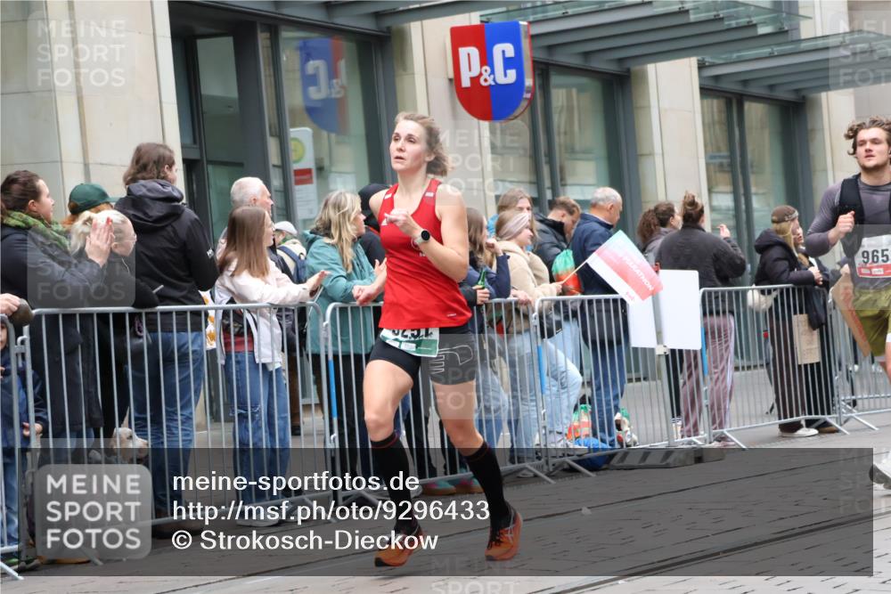 05.10.2025 - 20. swb-Marathon Bremen Strokosch-Dieckow http://msf.ph/oto/9296433 05.10.2025 13:00:30 Ziel 965, 1645, 3251, 3982, 5014, 7099, 7373, 9130, 965, 1645, 3251, 3982, 5014, 7099, 7373, 9130 meine-sportfotos.de