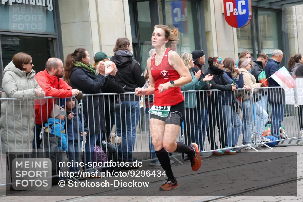 05.10.2025 - 20. swb-Marathon Bremen Strokosch-Dieckow http://msf.ph/oto/9296434 05.10.2025 13:00:30 Ziel 965, 1645, 3251, 3982, 5014, 7099, 7373, 9130, 965, 1645, 3251, 3982, 5014, 7099, 7373, 9130 meine-sportfotos.de