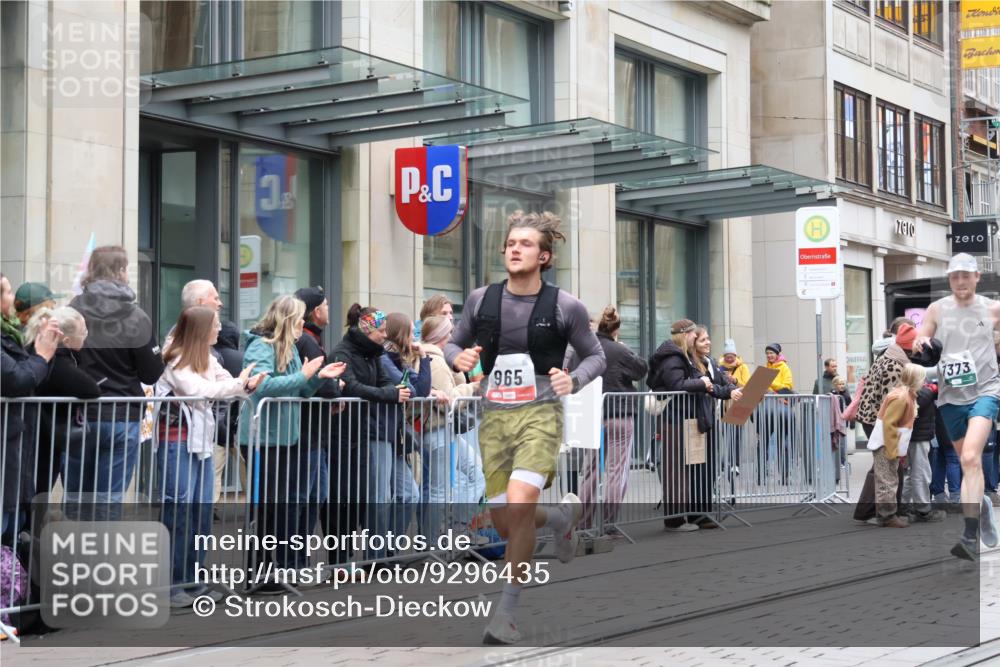 05.10.2025 - 20. swb-Marathon Bremen Strokosch-Dieckow http://msf.ph/oto/9296435 05.10.2025 13:00:31 Ziel 965, 1645, 3251, 3982, 5014, 7099, 7373, 9130, 965, 1645, 3251, 3982, 5014, 7099, 7373, 9130 meine-sportfotos.de