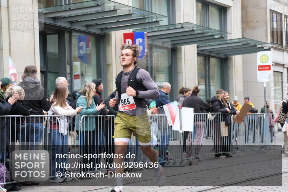 05.10.2025 - 20. swb-Marathon Bremen Strokosch-Dieckow http://msf.ph/oto/9296436 05.10.2025 13:00:31 Ziel 965, 1645, 3251, 3982, 5014, 7099, 7373, 9130, 965, 1645, 3251, 3982, 5014, 7099, 7373, 9130 meine-sportfotos.de