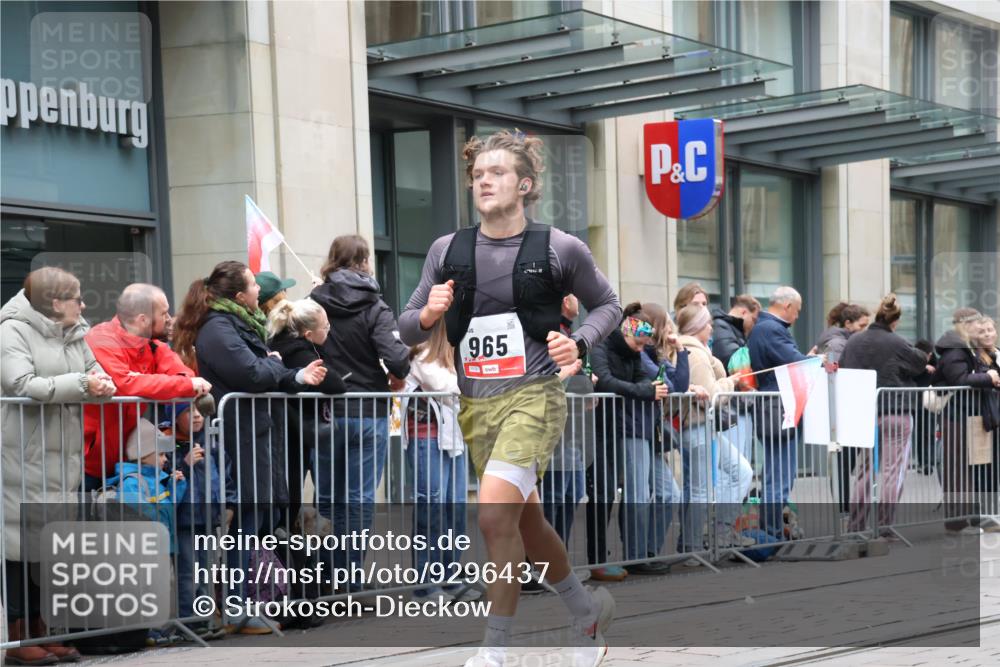 05.10.2025 - 20. swb-Marathon Bremen Strokosch-Dieckow http://msf.ph/oto/9296437 05.10.2025 13:00:31 Ziel 965, 1645, 3251, 3982, 5014, 7099, 7373, 9130, 965, 1645, 3251, 3982, 5014, 7099, 7373, 9130 meine-sportfotos.de