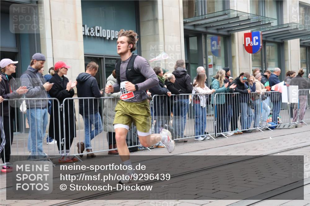05.10.2025 - 20. swb-Marathon Bremen Strokosch-Dieckow http://msf.ph/oto/9296439 05.10.2025 13:00:32 Ziel 965, 1093, 1645, 3251, 3982, 5014, 7099, 7373, 9130, 965, 1093, 1645, 3251, 3982, 5014, 7099, 7373, 9130 meine-sportfotos.de