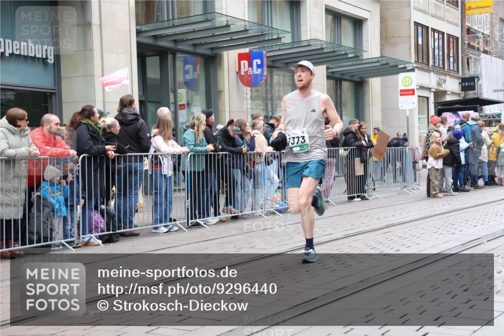 05.10.2025 - 20. swb-Marathon Bremen Strokosch-Dieckow http://msf.ph/oto/9296440 05.10.2025 13:00:32 Ziel 965, 1093, 1645, 3251, 3982, 5014, 7099, 7373, 9130, 965, 1093, 1645, 3251, 3982, 5014, 7099, 7373, 9130 meine-sportfotos.de