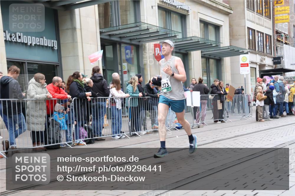 05.10.2025 - 20. swb-Marathon Bremen Strokosch-Dieckow http://msf.ph/oto/9296441 05.10.2025 13:00:32 Ziel 965, 1093, 1645, 3251, 3982, 5014, 7099, 7373, 9130, 965, 1093, 1645, 3251, 3982, 5014, 7099, 7373, 9130 meine-sportfotos.de