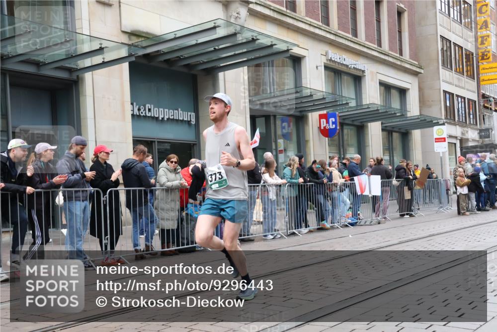 05.10.2025 - 20. swb-Marathon Bremen Strokosch-Dieckow http://msf.ph/oto/9296443 05.10.2025 13:00:33 Ziel 965, 1093, 1645, 3251, 3982, 4358, 5014, 7373, 9130, 965, 1093, 1645, 3251, 3982, 4358, 5014, 7373, 9130 meine-sportfotos.de