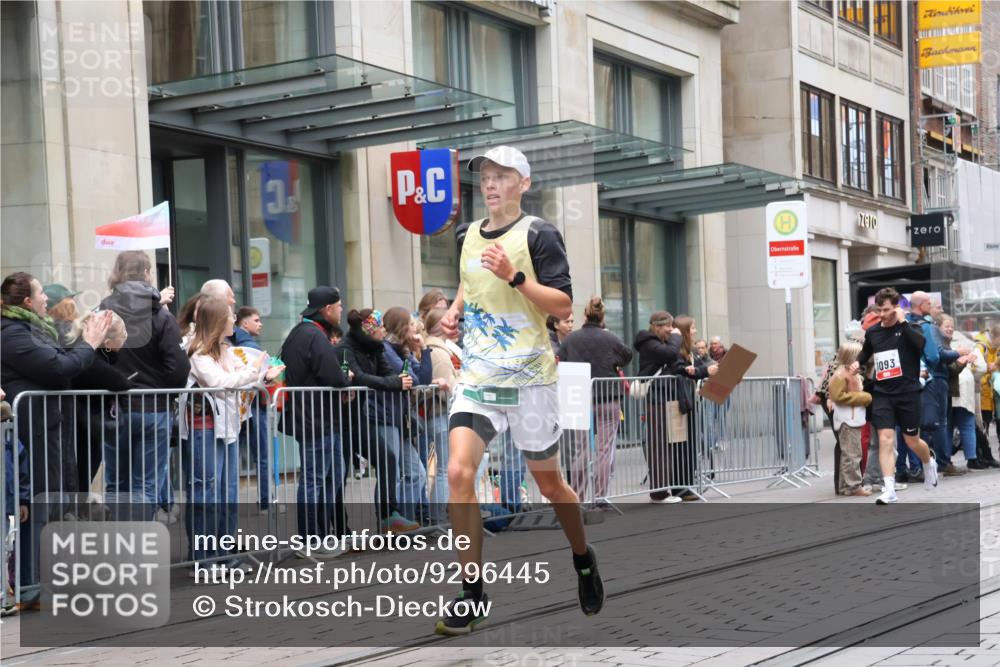05.10.2025 - 20. swb-Marathon Bremen Strokosch-Dieckow http://msf.ph/oto/9296445 05.10.2025 13:00:38 Ziel 588, 628, 1093, 1215, 1645, 4358, 8382, 8828, 9130, 588, 628, 1093, 1215, 1645, 4358, 8382, 8828, 9130 meine-sportfotos.de