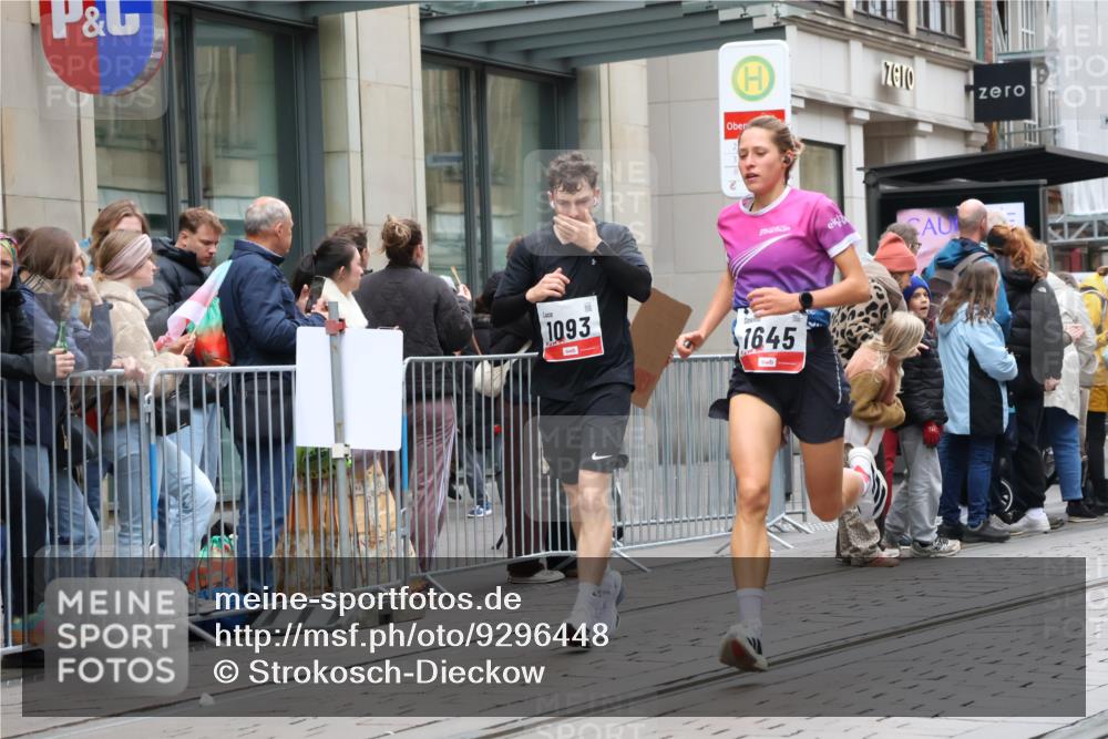 05.10.2025 - 20. swb-Marathon Bremen Strokosch-Dieckow http://msf.ph/oto/9296448 05.10.2025 13:00:40 Ziel 588, 628, 1093, 1215, 1645, 4358, 8382, 8747, 8828, 9130, 588, 628, 1093, 1215, 1645, 4358, 8382, 8747, 8828, 9130 meine-sportfotos.de