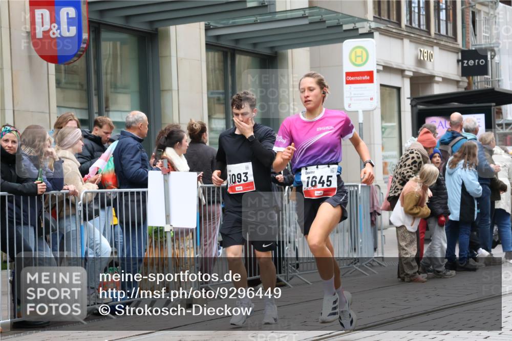 05.10.2025 - 20. swb-Marathon Bremen Strokosch-Dieckow http://msf.ph/oto/9296449 05.10.2025 13:00:40 Ziel 588, 628, 1093, 1215, 1645, 4358, 8382, 8747, 8828, 9130, 588, 628, 1093, 1215, 1645, 4358, 8382, 8747, 8828, 9130 meine-sportfotos.de