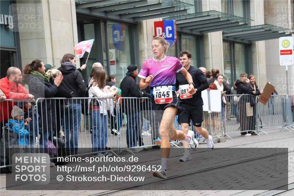 05.10.2025 - 20. swb-Marathon Bremen Strokosch-Dieckow http://msf.ph/oto/9296452 05.10.2025 13:00:41 Ziel 588, 628, 1093, 1215, 1645, 4358, 8382, 8747, 8828, 9130, 588, 628, 1093, 1215, 1645, 4358, 8382, 8747, 8828, 9130 meine-sportfotos.de