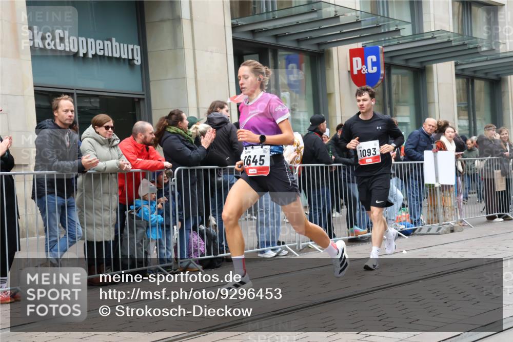 05.10.2025 - 20. swb-Marathon Bremen Strokosch-Dieckow http://msf.ph/oto/9296453 05.10.2025 13:00:41 Ziel 588, 628, 1093, 1215, 1645, 4358, 8382, 8747, 8828, 9130, 588, 628, 1093, 1215, 1645, 4358, 8382, 8747, 8828, 9130 meine-sportfotos.de