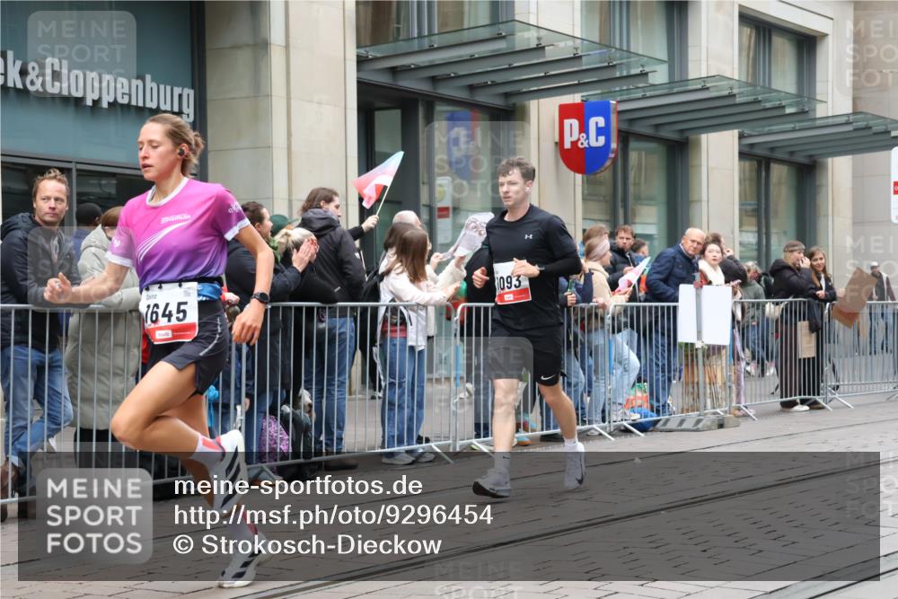 05.10.2025 - 20. swb-Marathon Bremen Strokosch-Dieckow http://msf.ph/oto/9296454 05.10.2025 13:00:42 Ziel 588, 628, 1093, 1215, 1645, 2719, 3342, 4358, 7525, 8382, 8747, 8828, 9130, 588, 628, 1093, 1215, 1645, 2719, 3342, 4358, 7525, 8382, 8747, 8828, 9130 meine-sportfotos.de