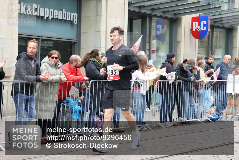 05.10.2025 - 20. swb-Marathon Bremen Strokosch-Dieckow http://msf.ph/oto/9296456 05.10.2025 13:00:42 Ziel 588, 628, 1093, 1215, 1645, 2719, 3342, 4358, 7525, 8382, 8747, 8828, 9130, 588, 628, 1093, 1215, 1645, 2719, 3342, 4358, 7525, 8382, 8747, 8828, 9130 meine-sportfotos.de