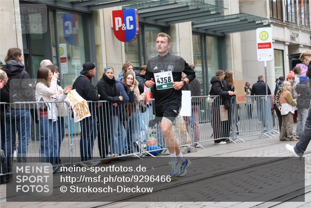 05.10.2025 - 20. swb-Marathon Bremen Strokosch-Dieckow http://msf.ph/oto/9296466 05.10.2025 13:00:53 Ziel 588, 628, 1093, 1215, 1626, 2666, 2719, 3150, 3342, 3807, 4358, 5132, 6150, 7525, 8382, 8747, 8828, 588, 628, 1093, 1215, 1626, 2666, 2719, 3150, 3342, 3807, 4358, 5132, 6150, 7525, 8382, 8747, 8828 meine-sportfotos.de