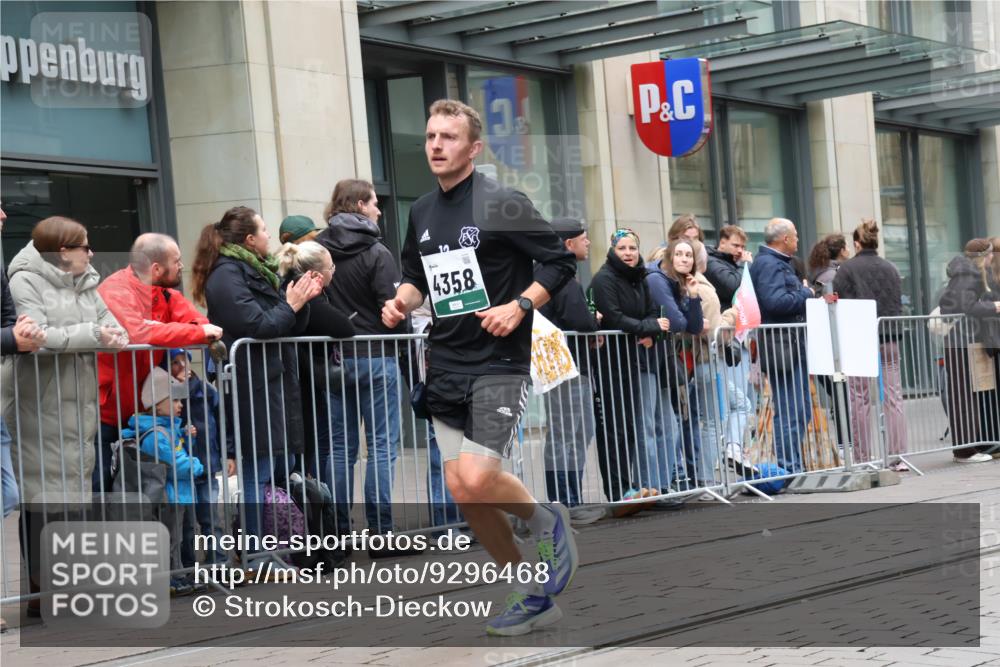 05.10.2025 - 20. swb-Marathon Bremen Strokosch-Dieckow http://msf.ph/oto/9296468 05.10.2025 13:00:54 Ziel 588, 628, 1093, 1215, 1626, 2666, 2719, 3150, 3342, 3807, 4358, 5132, 6150, 7525, 8382, 8747, 8828, 588, 628, 1093, 1215, 1626, 2666, 2719, 3150, 3342, 3807, 4358, 5132, 6150, 7525, 8382, 8747, 8828 meine-sportfotos.de