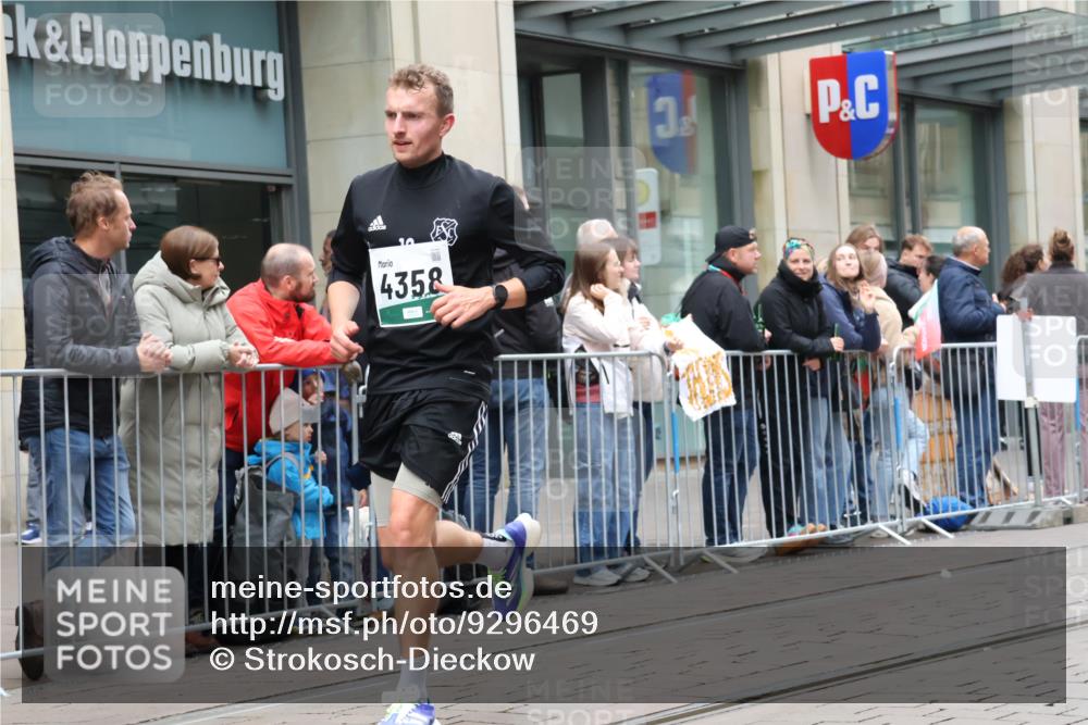 05.10.2025 - 20. swb-Marathon Bremen Strokosch-Dieckow http://msf.ph/oto/9296469 05.10.2025 13:00:54 Ziel 588, 628, 1093, 1215, 1626, 2666, 2719, 3150, 3342, 3807, 4358, 5132, 6150, 7525, 8382, 8747, 8828, 588, 628, 1093, 1215, 1626, 2666, 2719, 3150, 3342, 3807, 4358, 5132, 6150, 7525, 8382, 8747, 8828 meine-sportfotos.de