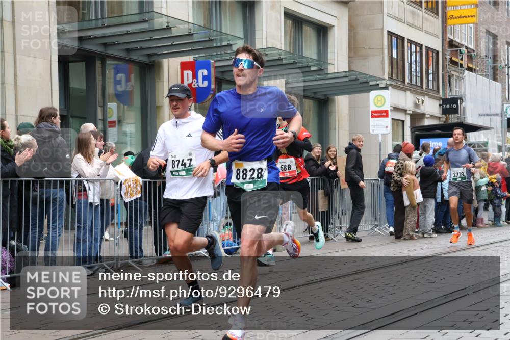 05.10.2025 - 20. swb-Marathon Bremen Strokosch-Dieckow http://msf.ph/oto/9296479 05.10.2025 13:01:00 Ziel 588, 628, 1215, 1626, 2545, 2666, 2719, 3150, 3342, 3807, 5132, 6150, 7525, 8382, 8747, 8828, 588, 628, 1215, 1626, 2545, 2666, 2719, 3150, 3342, 3807, 5132, 6150, 7525, 8382, 8747, 8828 meine-sportfotos.de