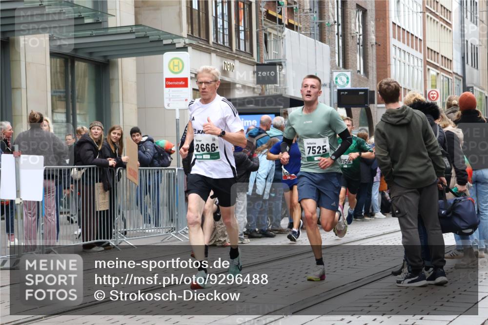 05.10.2025 - 20. swb-Marathon Bremen Strokosch-Dieckow http://msf.ph/oto/9296488 05.10.2025 13:01:03 Ziel 1626, 2545, 2666, 2719, 3150, 3342, 3807, 5132, 6150, 7525, 8747, 8828, 1626, 2545, 2666, 2719, 3150, 3342, 3807, 5132, 6150, 7525, 8747, 8828 meine-sportfotos.de