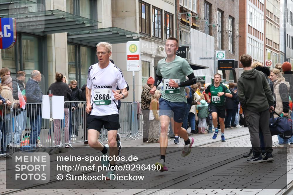 05.10.2025 - 20. swb-Marathon Bremen Strokosch-Dieckow http://msf.ph/oto/9296490 05.10.2025 13:01:04 Ziel 1626, 2545, 2666, 2719, 3150, 3342, 3807, 5132, 6150, 7525, 8747, 1626, 2545, 2666, 2719, 3150, 3342, 3807, 5132, 6150, 7525, 8747 meine-sportfotos.de