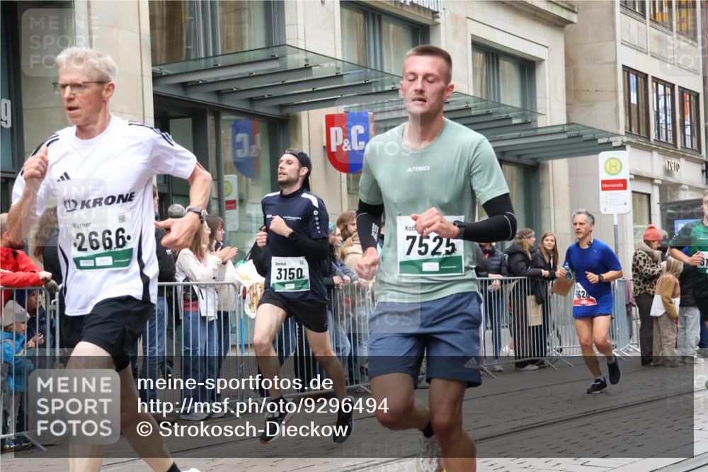 05.10.2025 - 20. swb-Marathon Bremen Strokosch-Dieckow http://msf.ph/oto/9296494 05.10.2025 13:01:05 Ziel 1042, 1626, 2284, 2545, 2666, 2719, 3150, 3342, 3807, 5132, 6150, 7525, 8747, 1042, 1626, 2284, 2545, 2666, 2719, 3150, 3342, 3807, 5132, 6150, 7525, 8747 meine-sportfotos.de