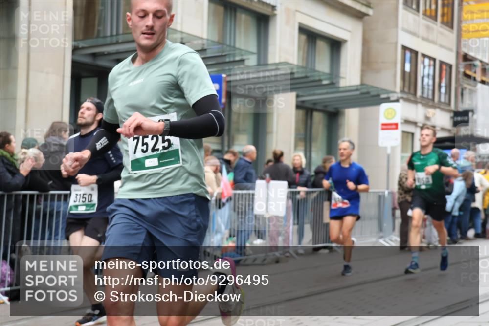 05.10.2025 - 20. swb-Marathon Bremen Strokosch-Dieckow http://msf.ph/oto/9296495 05.10.2025 13:01:05 Ziel 1042, 1626, 2284, 2545, 2666, 2719, 3150, 3342, 3807, 5132, 6150, 7525, 8747, 1042, 1626, 2284, 2545, 2666, 2719, 3150, 3342, 3807, 5132, 6150, 7525, 8747 meine-sportfotos.de